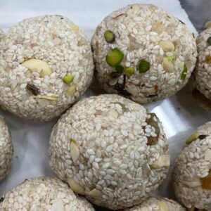 Till Chinni Ka Laddu (तिल चीनी का लड्डू)